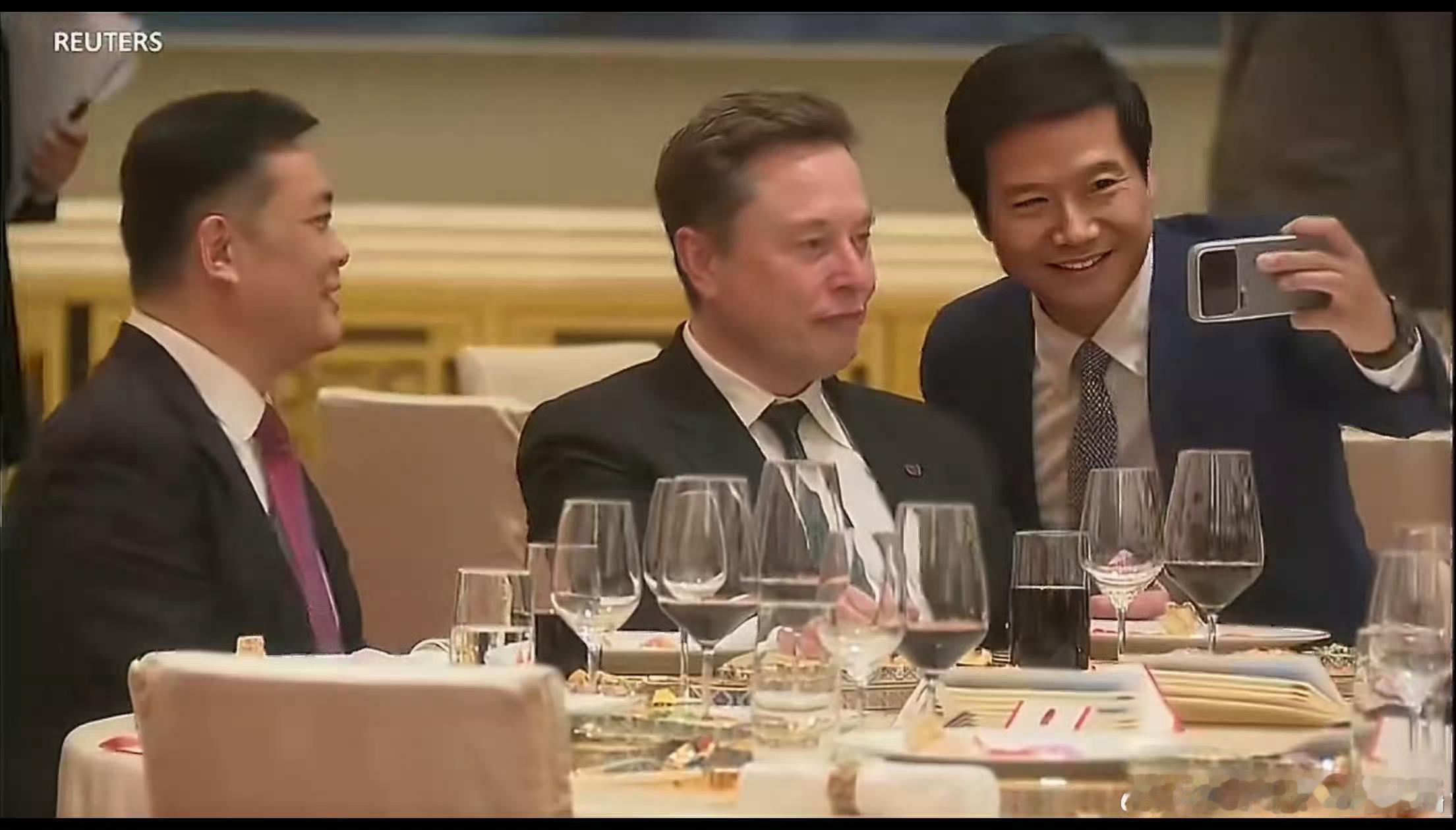 雷军马斯克合影其实雷总还是流量太大了，恰好又是在国宴这种举世瞩目的地方，一举一动