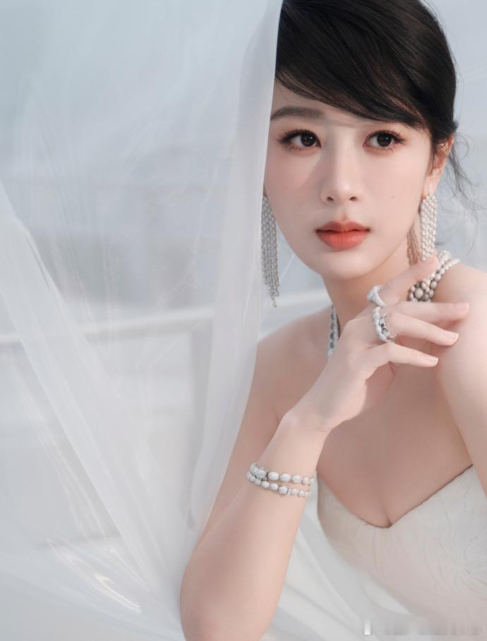 1、杨紫接下来有不少商务代言即将官宣，阿迪达斯的运动系列服饰代言，还有宝格丽腕表