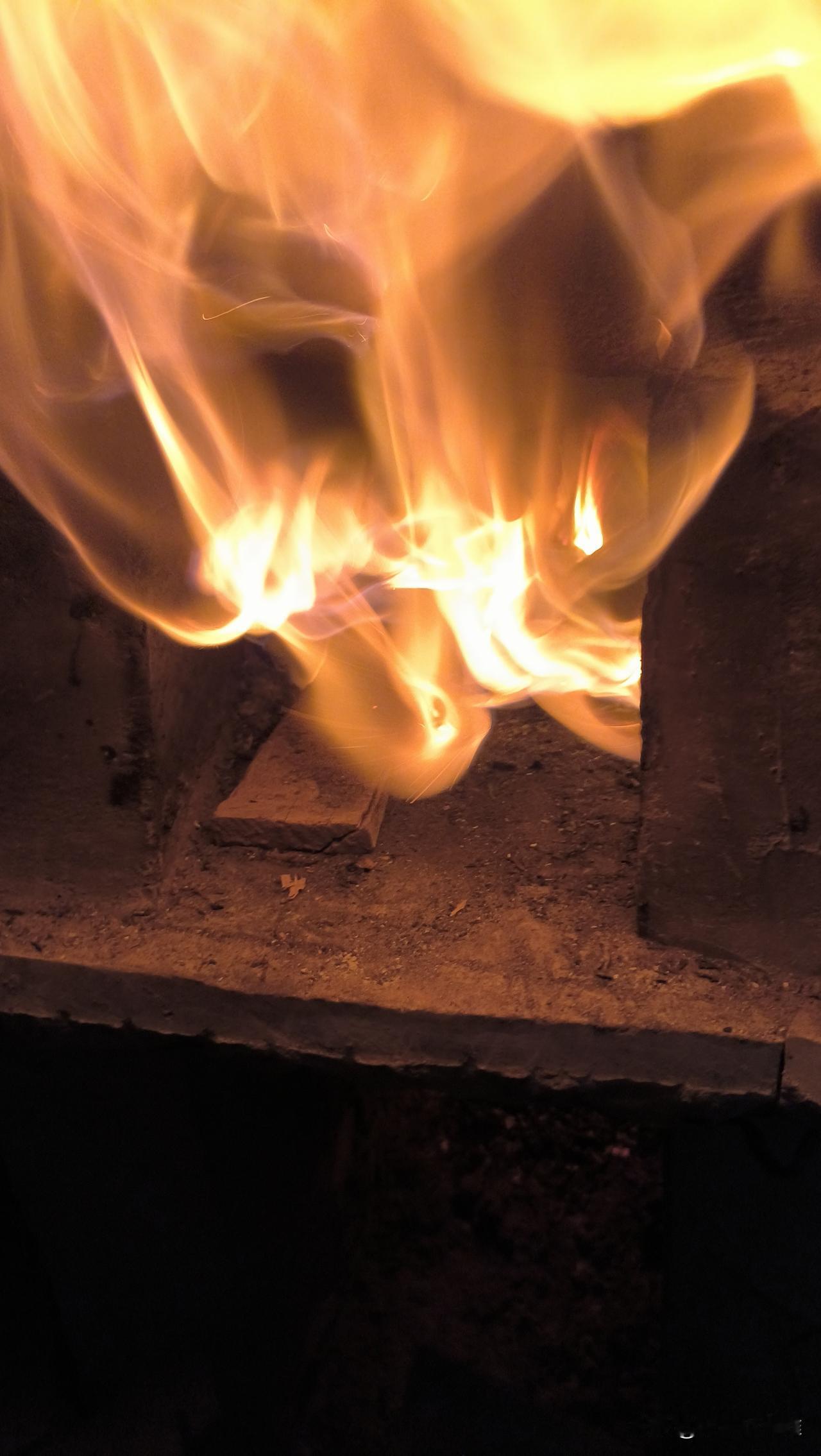 不得不说，随着城市化的发展，燃气天然气的普及，柴火灶越来越少。现在会烧这种柴火灶