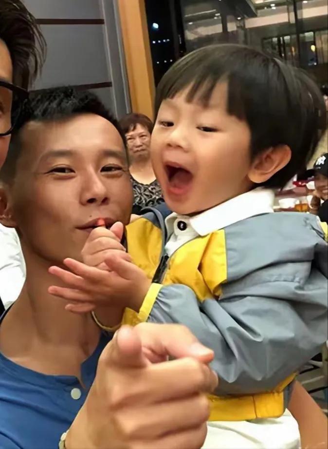 香港知名童星郑柏林与儿子合影，父子俩长相太相似了！
郑柏林出生于1985年，小时