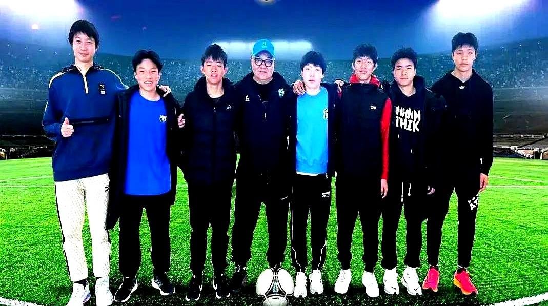 U17这批孩子，终于不再是“蜀中无大将”了。

日本教练浮岛慜手里，现在是真的不