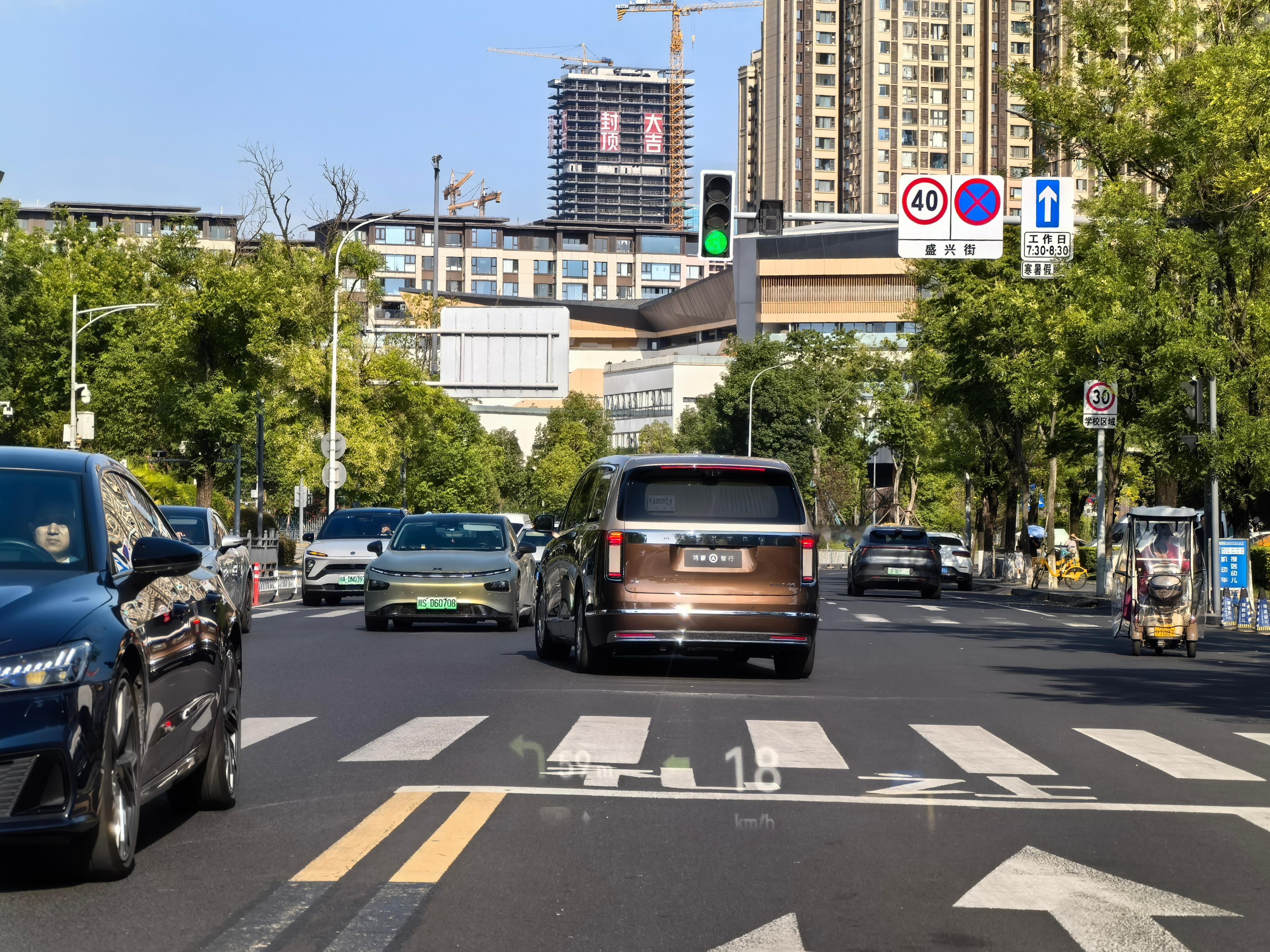居然在路上偶遇尊界V800实车了，接近5.5米的MPV上路气场相当足，这后轮转向
