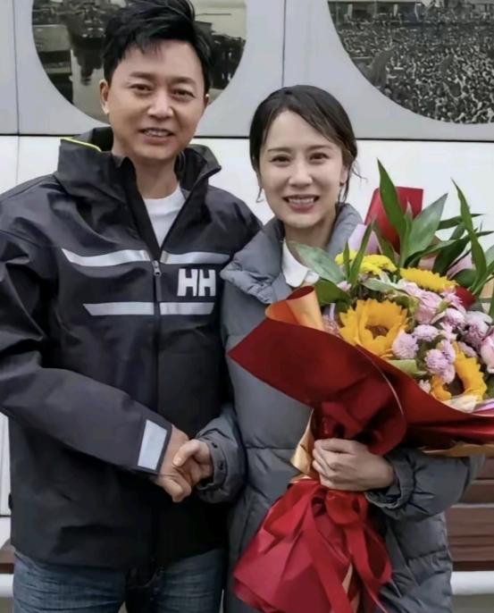 刘奕君和海清手捧鲜花超有范，俩演技派在电视剧《张卫国的夏天》里演夫妻超真实，真让