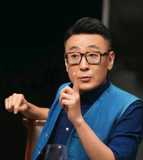 窦文涛说:“工作上不如意，先找点好吃的，感情上失意可以先集中干工作，人生就是随行