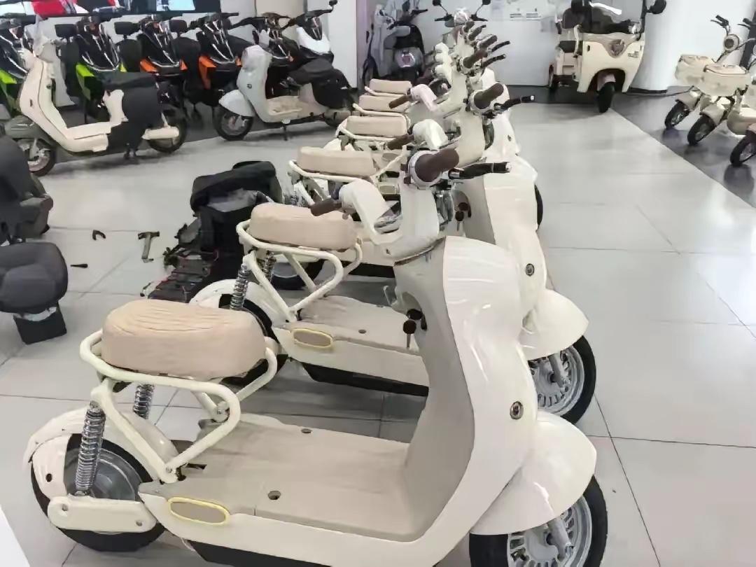 新国标电动车一出来，
接下来，
会有大批的电动车企业要头疼了，因为新车根本卖不动