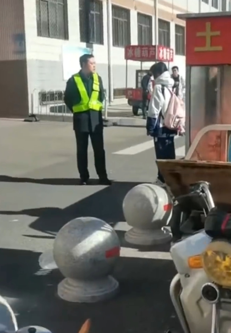 学生买淀粉肠钥匙被拿走 [挖鼻]到底是担心校外食物不安全还是怕自家食堂没人吃，咱