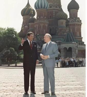 1988年，美国总统里根访问苏联，他和时任苏联领导人戈尔巴乔夫留下了这张珍贵的合