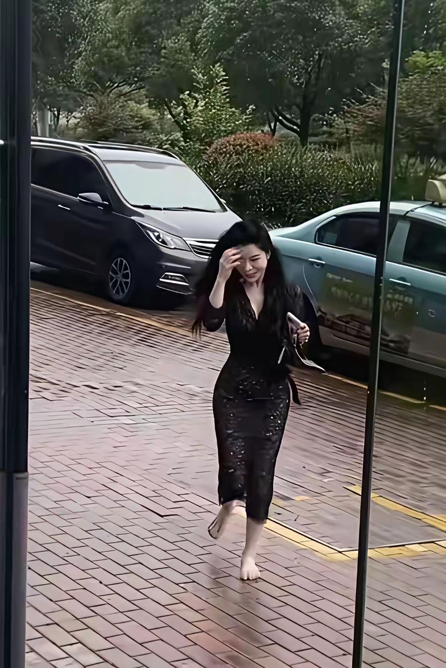 这位女士光脚在雨中奔跑一点没看出尴尬，反而显得非常美，一种回归大自然的质朴，她在