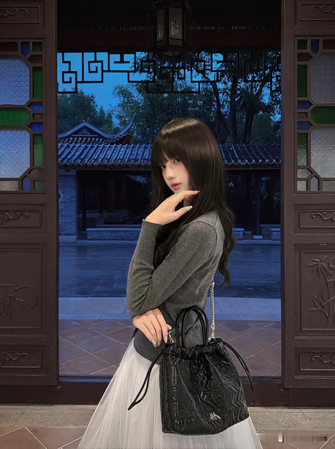 『秋季写意ℓ夜傍园林邂逅』
暮色浸染园林，古窗棂影里，纱裙拂过青砖，惊觉时光娓娓