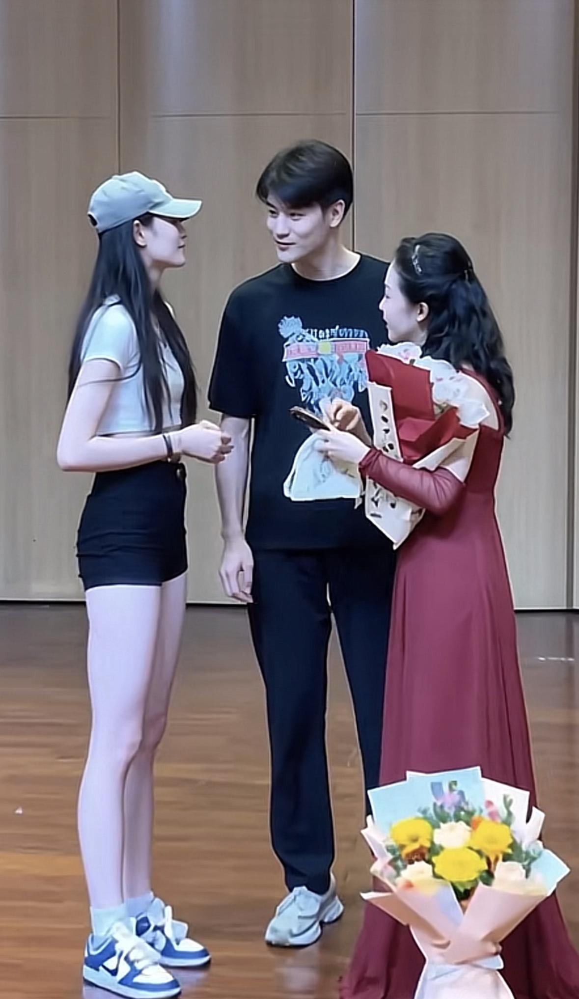 看到三个人在台上聊天，气氛轻松，能碰撞出思想火花，给观众带来愉悦和启发，这样的场