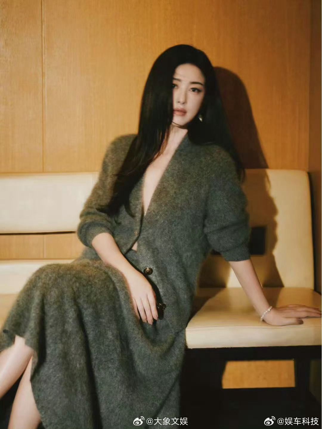 朱珠好绝的妈咪气质兼具风情与温柔，褪去凌厉多了母性柔光，从容舒展不刻意，优雅气场