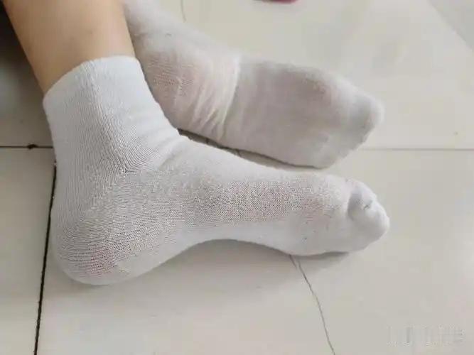 为什么大家的脚上都有细菌，偏偏有些人的脚会特别臭？
 
问题的根源其实藏在鞋子里