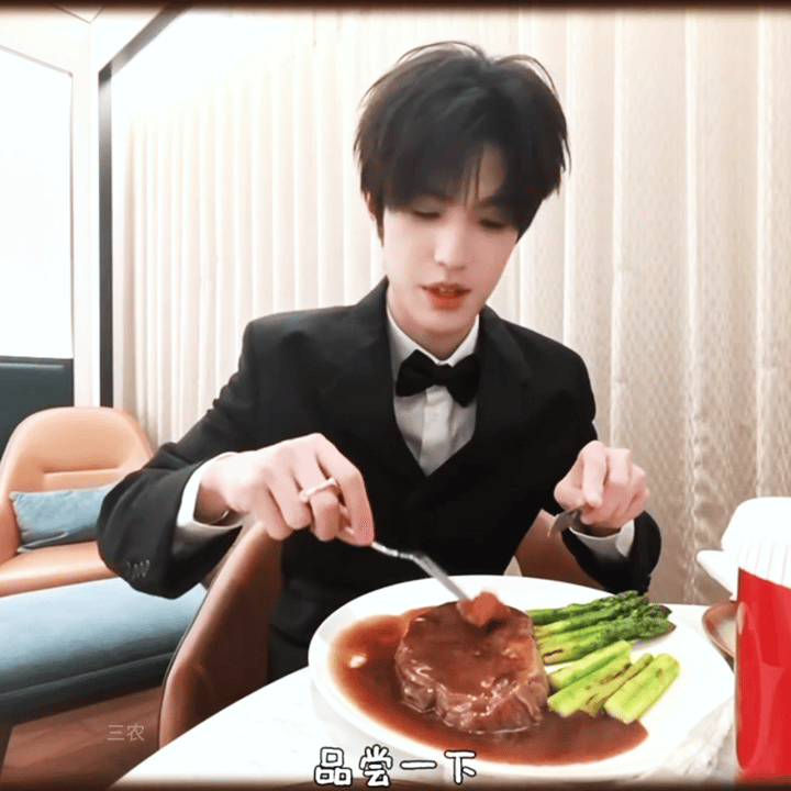 我有一只对食物特别虔诚的臭屁小狗！！