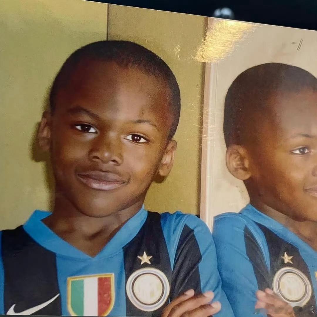 博尼：小时候穿国际米兰球衣的照片？那是妈妈在我开始踢青训时给我买的第一件球衣，她