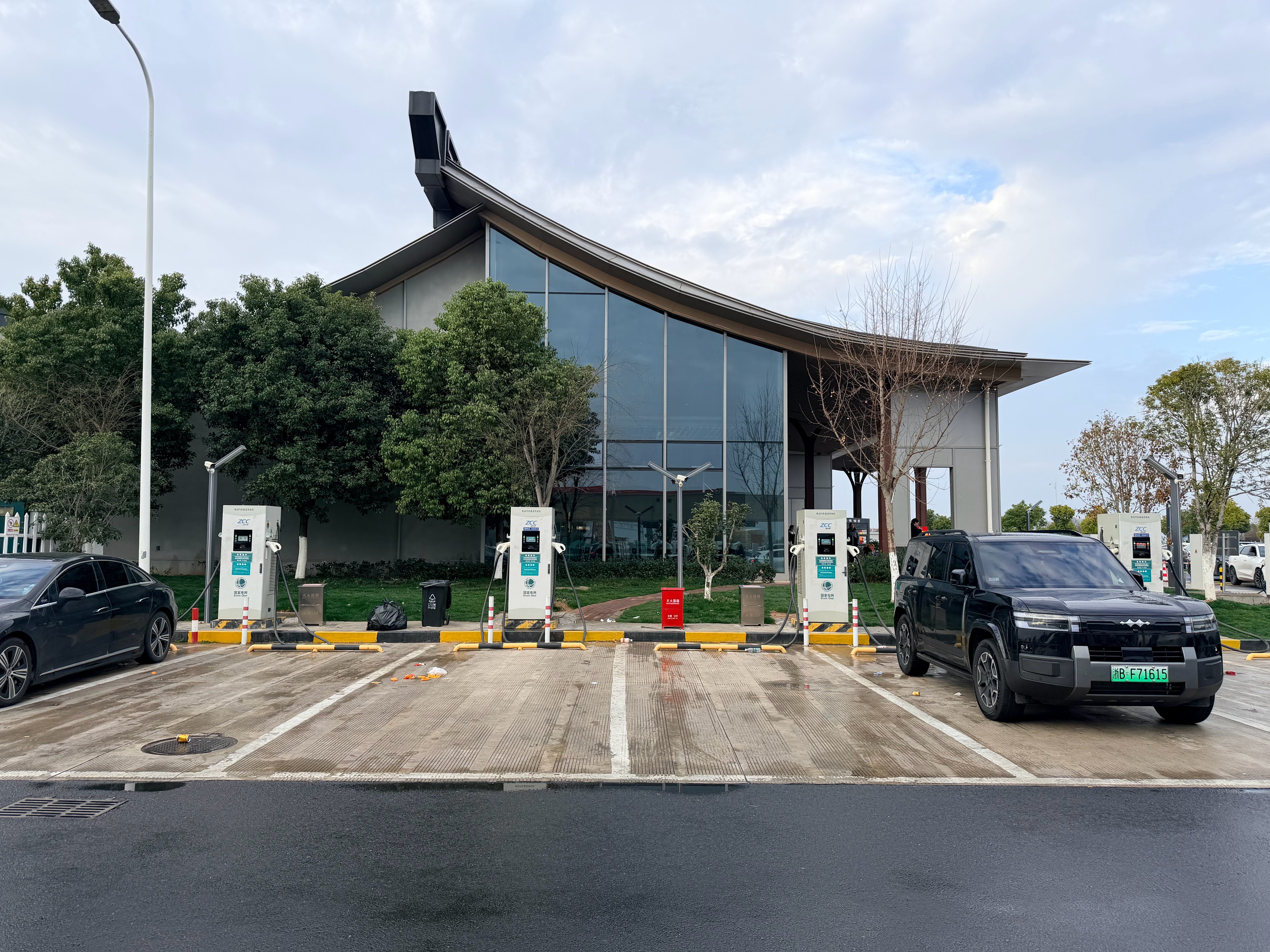 这次一路停了几个服务区，几乎就是随来就有充电桩可以用，所以在这种春运高峰期都能满