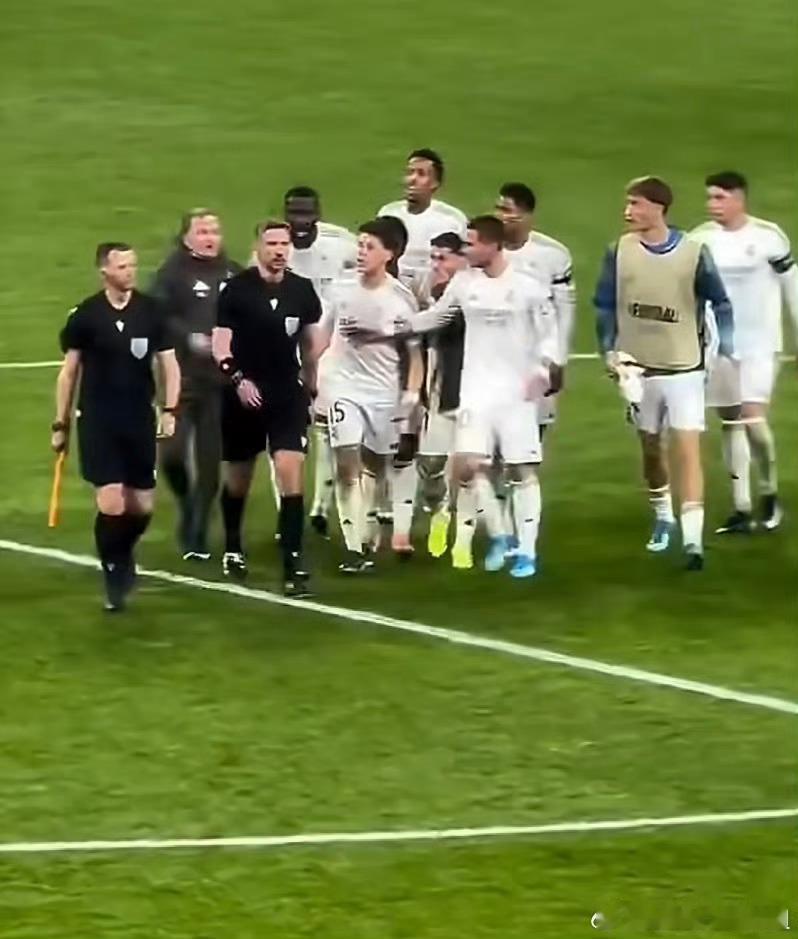 每日热议皇马两大球星场上吵架明明是判罚获利的一方，赛后却堵截裁判，一副又被别人黑