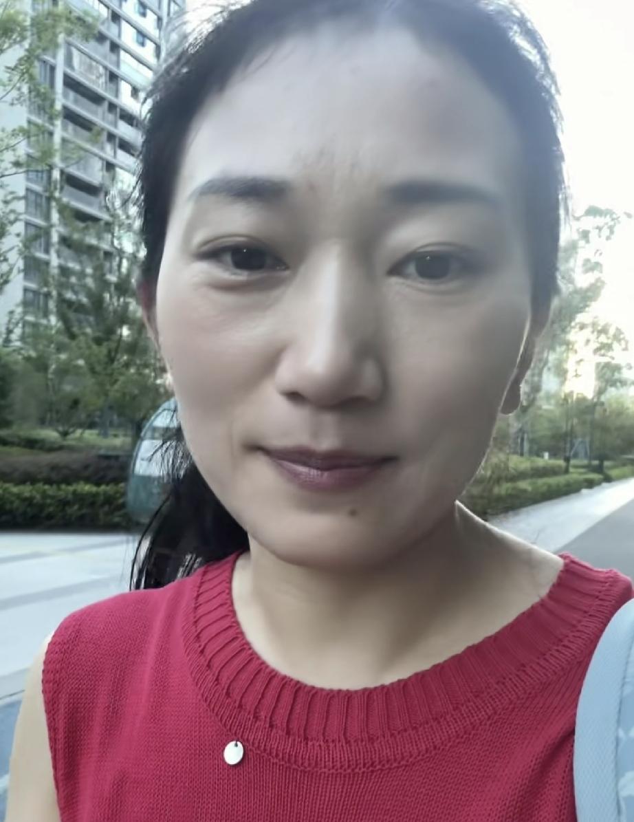 林丽带儿子游西湖了
今天林丽在她的账号上更新了视频，她兑现承诺带一辰去游西湖，林