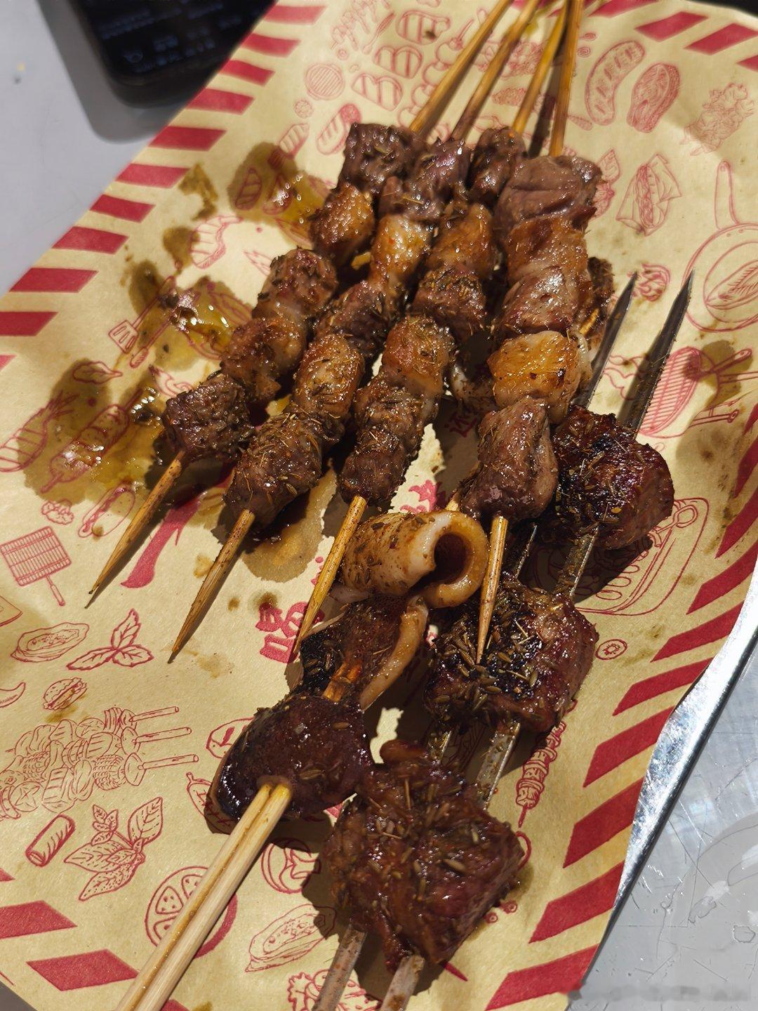 好难过！同事又请我喝羊汤了怎么办！！！吃了一个羊蹄好辣！！！好辣！！但是好好吃！