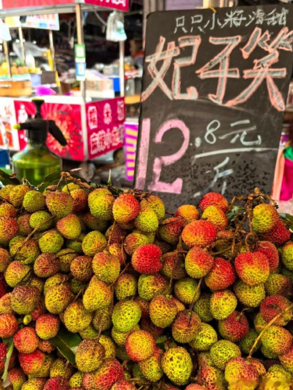 今年荔枝价格是五花八门的，上到27.98下到6，不过看样子今年虽然是小年但产量没