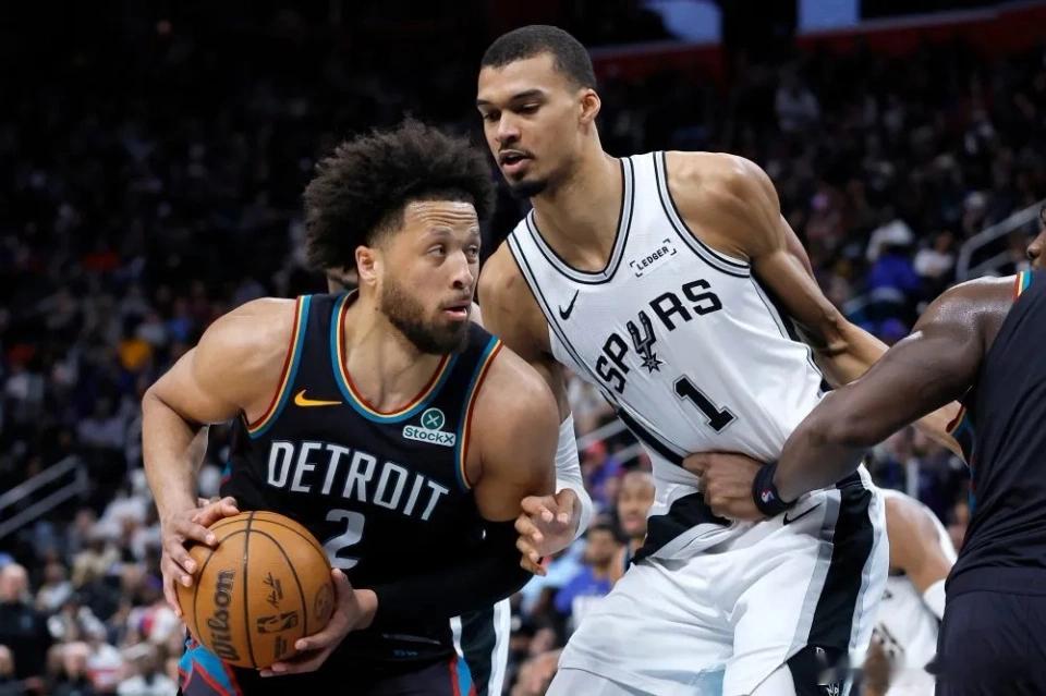 坎宁安打铁数据创队史纪录活塞的坎宁安出战34分钟，26投5中，其中三分球9投2中