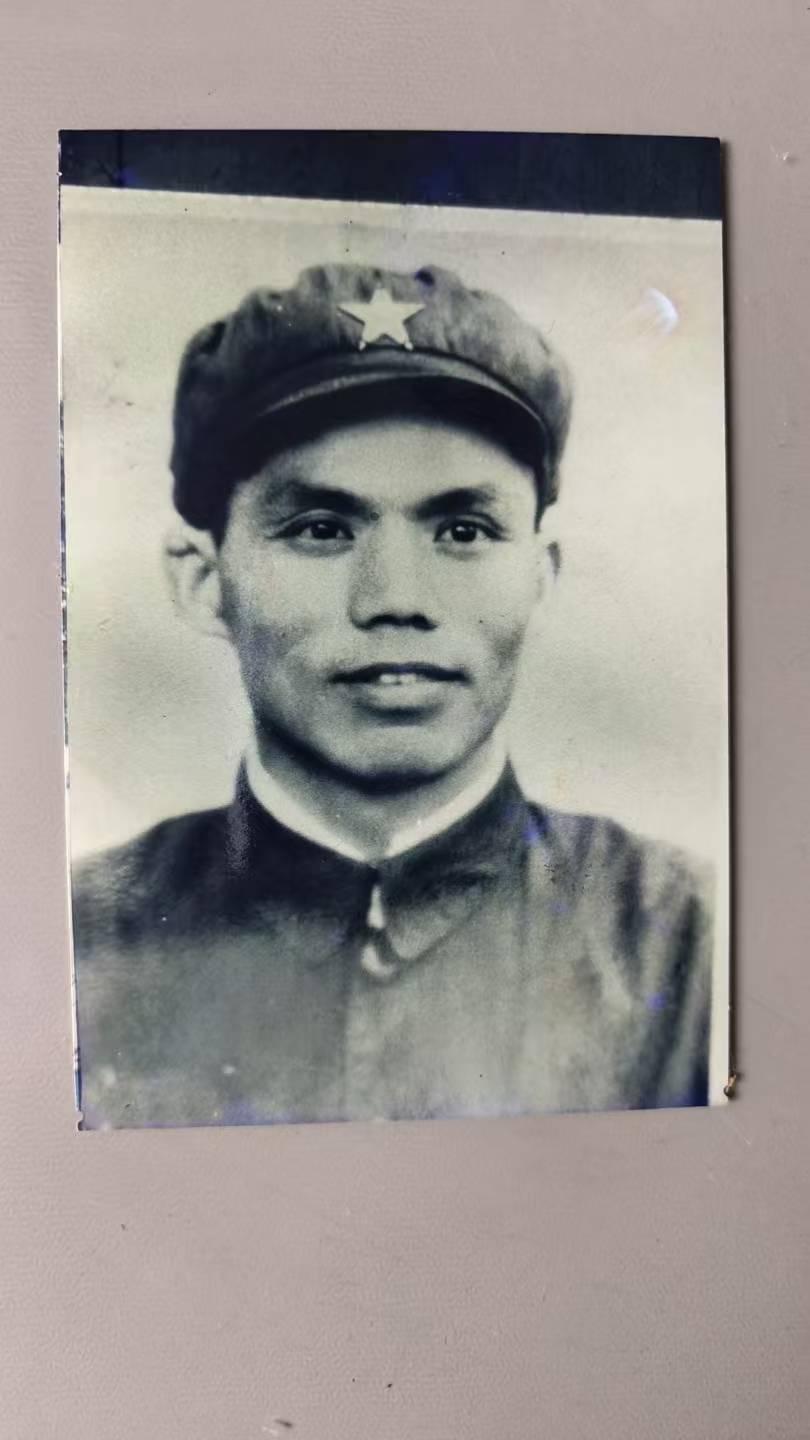 90年了，那根皮带还在打孔。

张天伟长征时人瘦到皮带松脱，只能不断往前钻孔。他