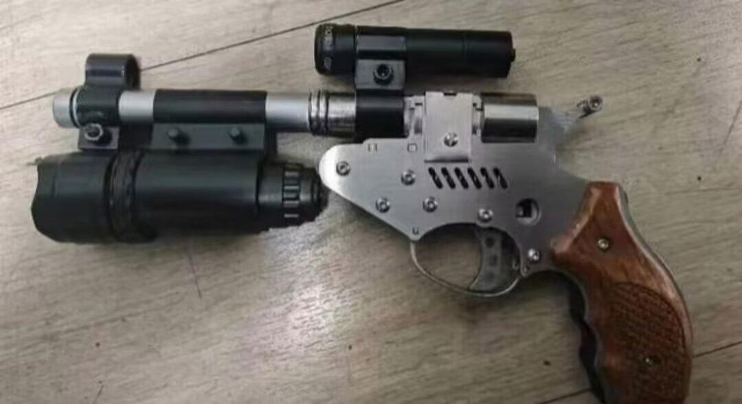 不是哥们，你直接手搓激光和瞄准镜啊