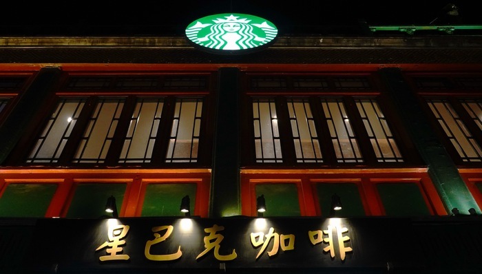 【新任CEO掌舵后星巴克第三次裁员，重组费用约4亿美元】#星巴克再裁员#据央视财
