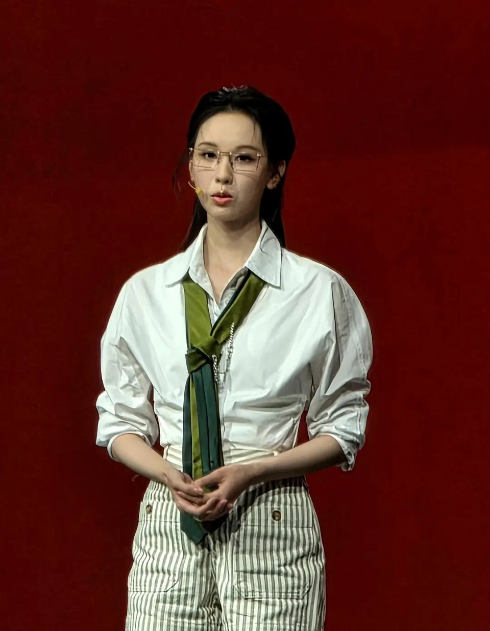 能说实话不？陈都灵这次的妆造完全不适合她 