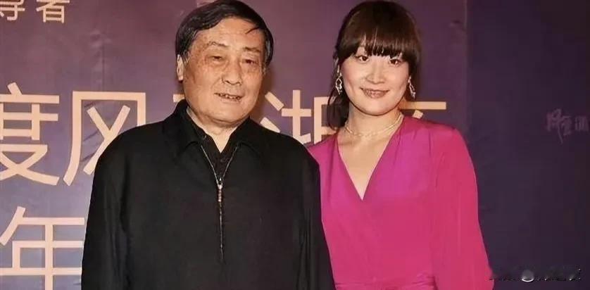 其实信托给了谁也不能保证小三一家以后不会找其他幺蛾子，因为私生子这件事完全没暴露