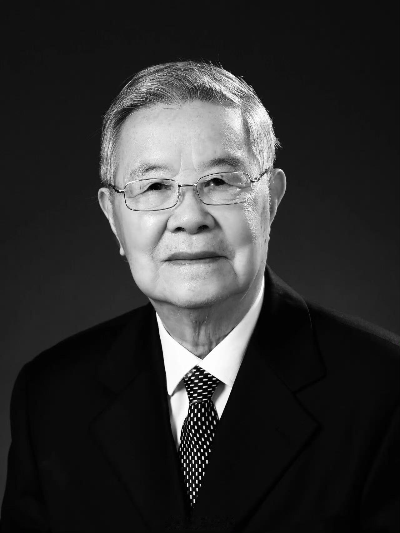 中国共产党党员，中国科学院院士，我国激光及信息光电子学领域奠基人和开拓者之一，杰