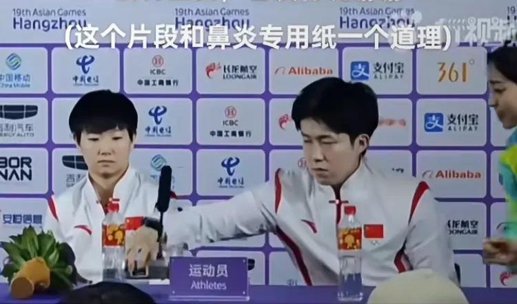 主持人递上话筒
楚钦直接放在妹宝前面
妹宝看了一眼
没有说谢谢
普通同事一般都会