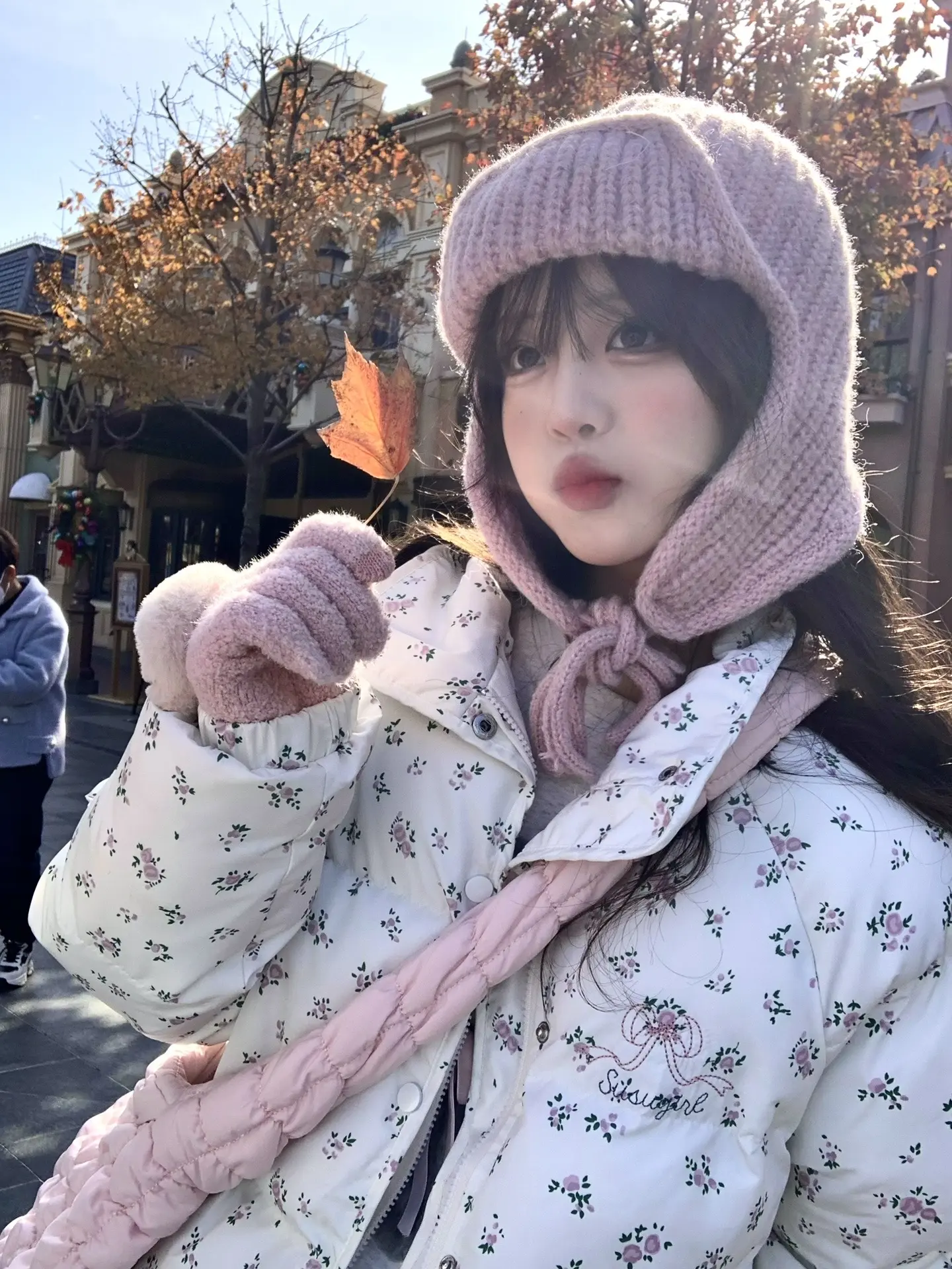 过不去的坎其实你可以绕过它 我的意思是这一年又快过完了 你该调整心态往前走了.