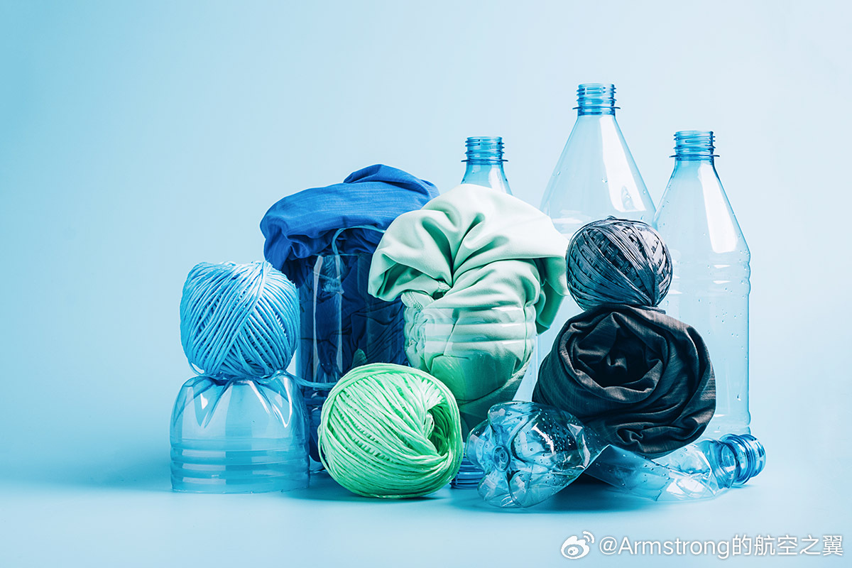 聚酯纤维是塑料的具象化 具体来说，我们衣服标签上最常见的“聚酯纤维”（俗称涤纶）