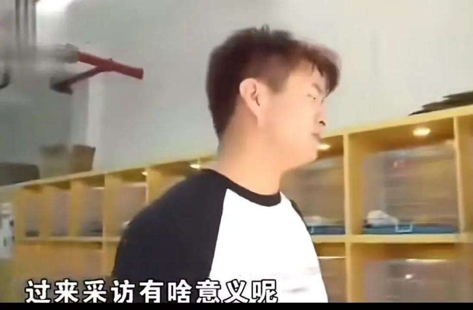 宠物店老板免费帮忙照看女子猫咪，女子旅游回来后发现没给猫洗澡索要赔偿！小伙贴脸开