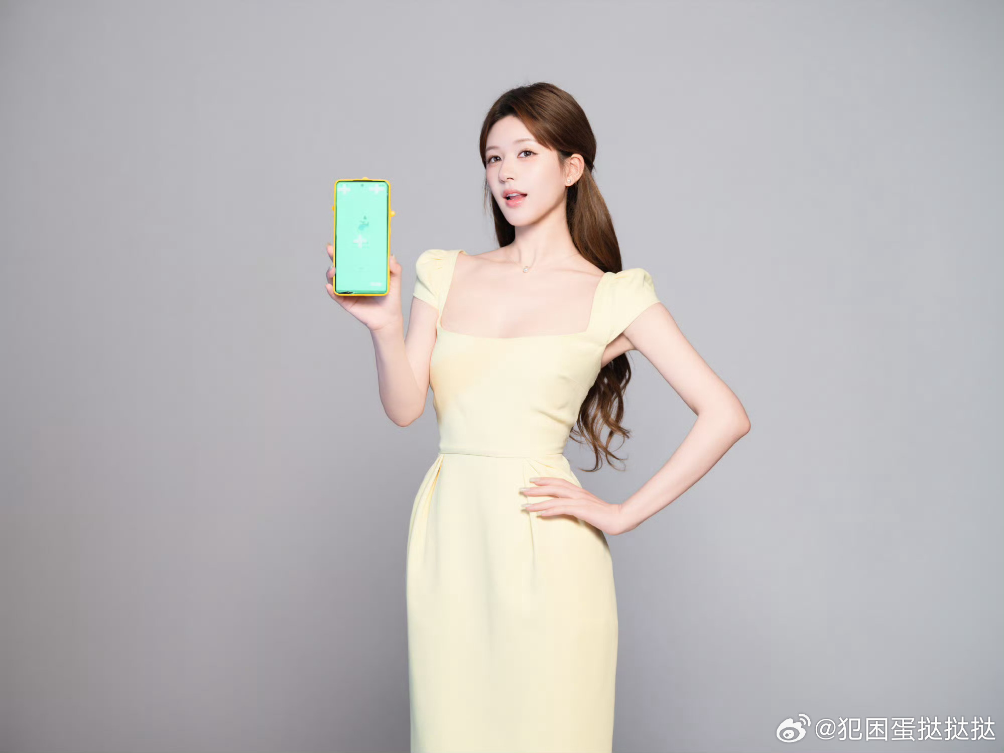 来看娱乐赵露思元气感黄白系穿搭赵露思甜妹拍照模板 元气甜妹赵露思上线！黄白穿搭清