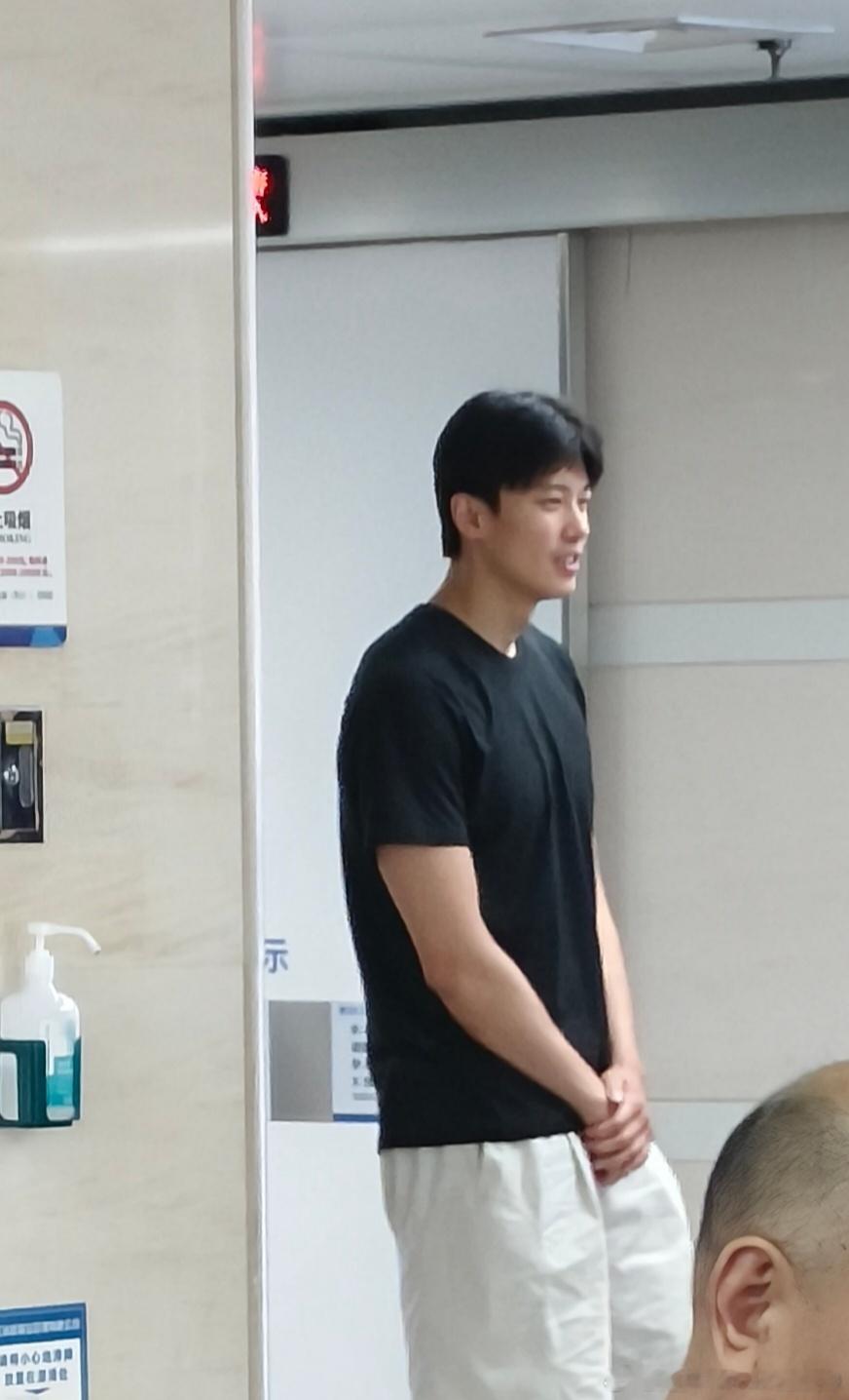 那看来今天早上路人偶遇也是在参观了