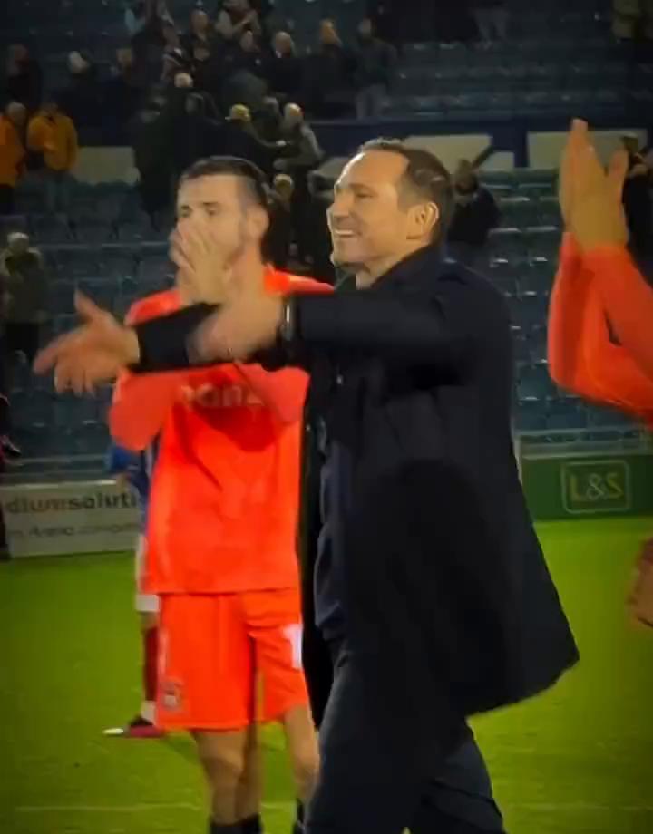 考文垂赢麻了，六连胜，榜首站着，英超梦又活了。
兰帕德当年在切尔西踢得风生水起，