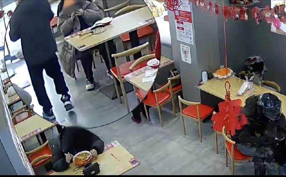 坏到骨子里了！甘肃酒泉，男子擦完鼻 涕后把纸团扔到陌生女子的餐桌上，大摇大摆离开