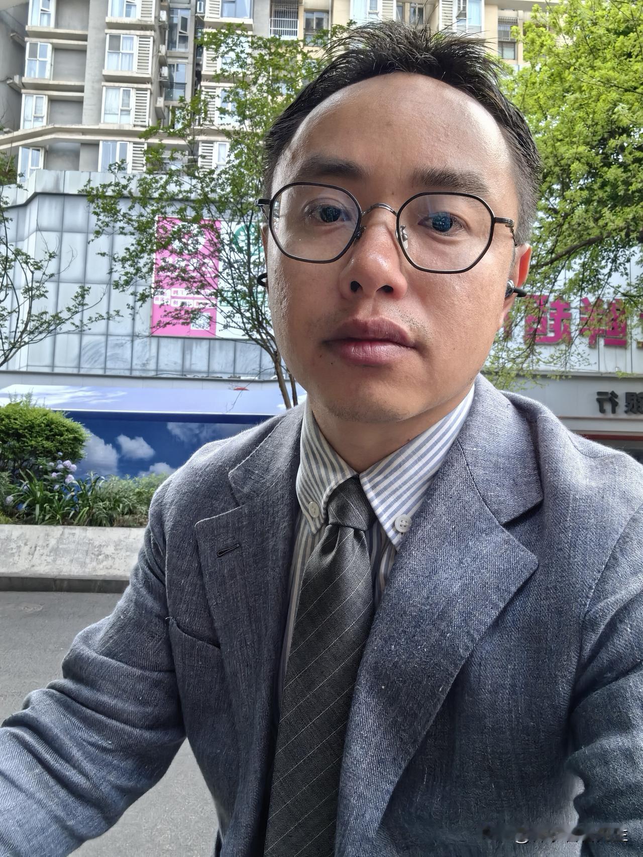 好久没穿得这么隆重了，外地的朋友问我今天在成都热不热？说实话在户外确实很热，但到