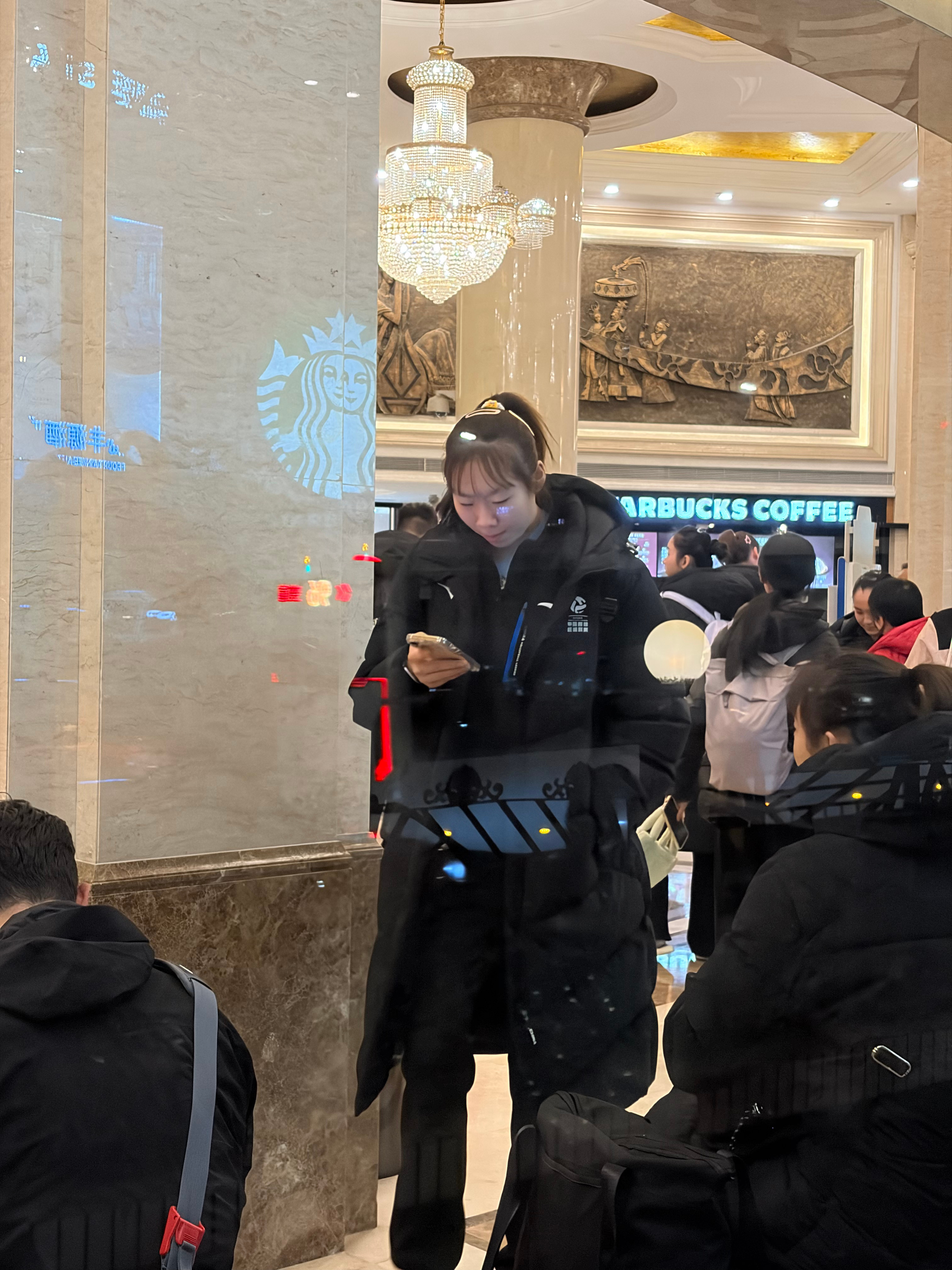 想要偶遇球员的大概比赛前两个小时，在酒店大堂就可以碰到了，都是超级无敌大长腿20