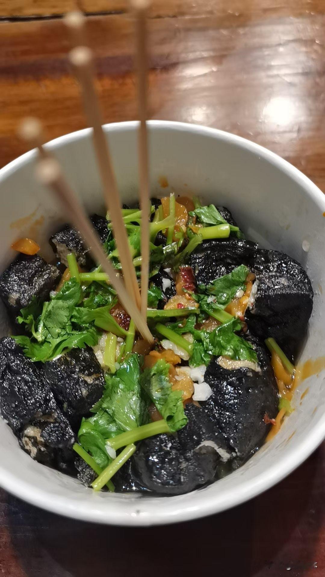 记录我的2026今日份快乐是长沙风味给的，臭香入味的臭豆腐，配上软糯香甜的红糖小