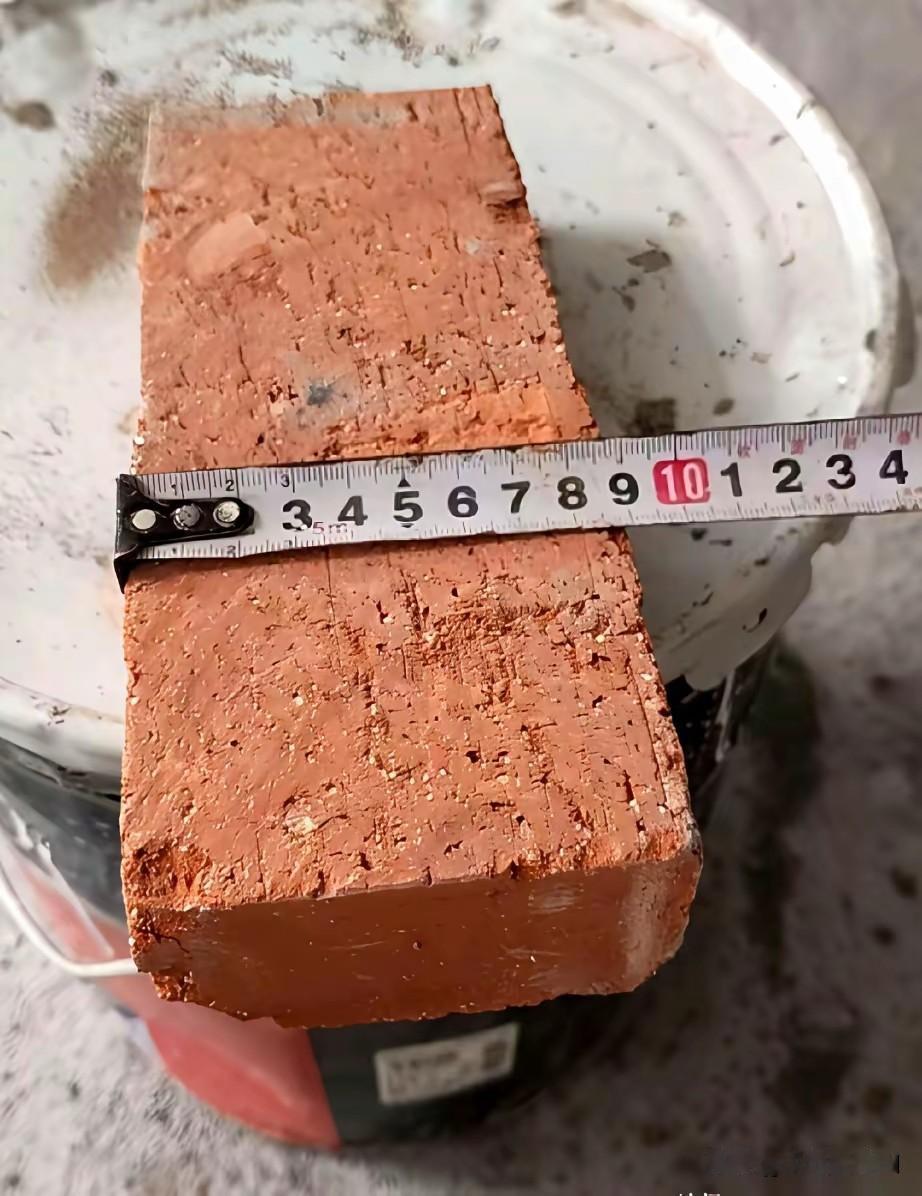 请教各位建筑大师，一块标准的红砖尺寸是多少？下面这块红砖尺寸在长、宽、厚度这三个