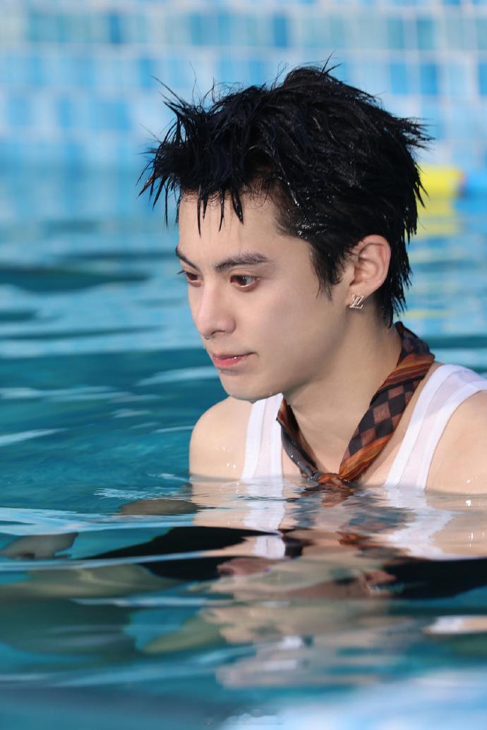 #王鹤棣扯领带这一下##王鹤棣多彩世界肆意嗨玩# 王鹤棣在MV中扯领带的样子，让