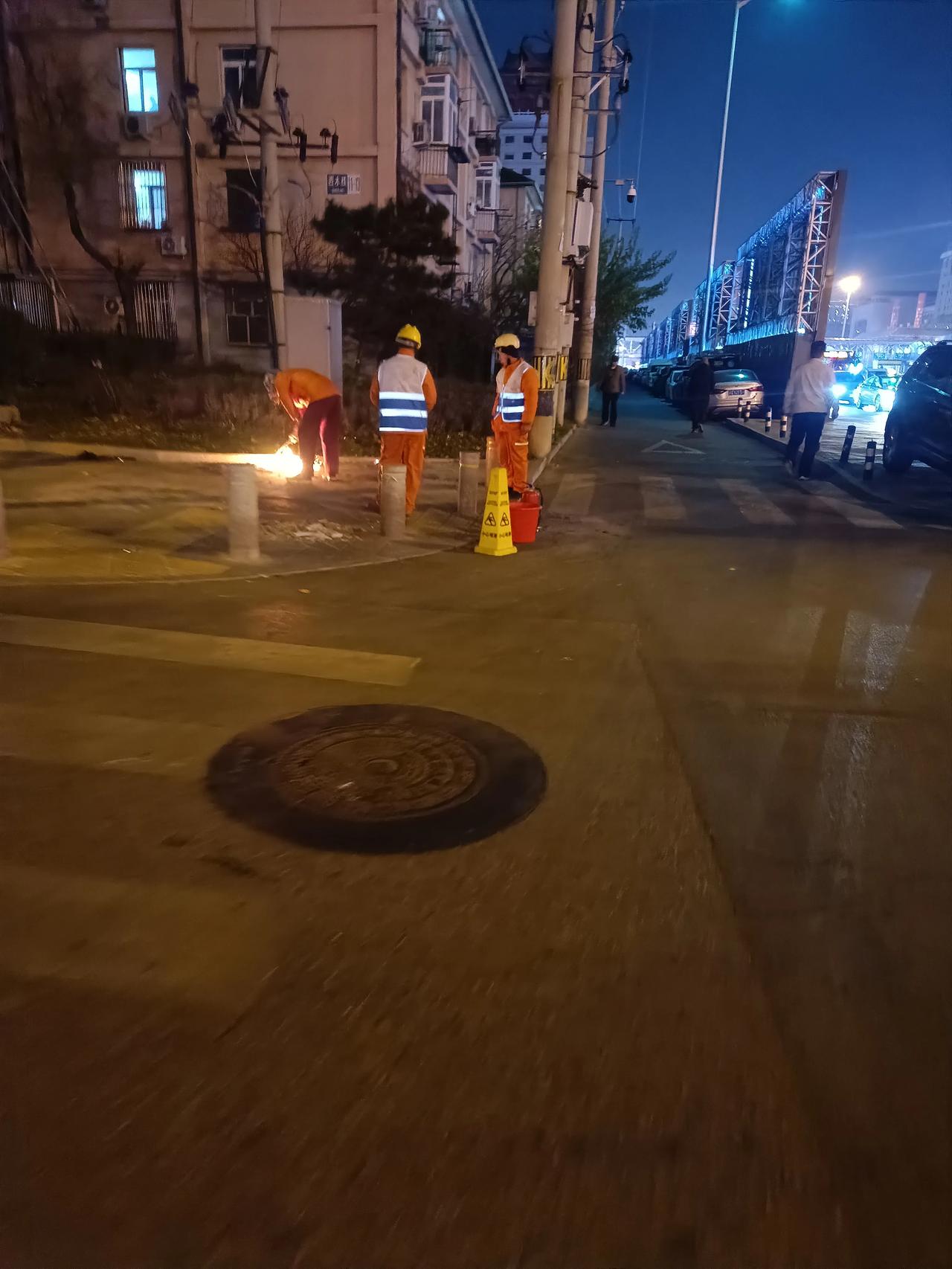 大城市真的是很不一样啊，今天这个特殊的日子，都安排了人员守候在道口，真的是太贴心