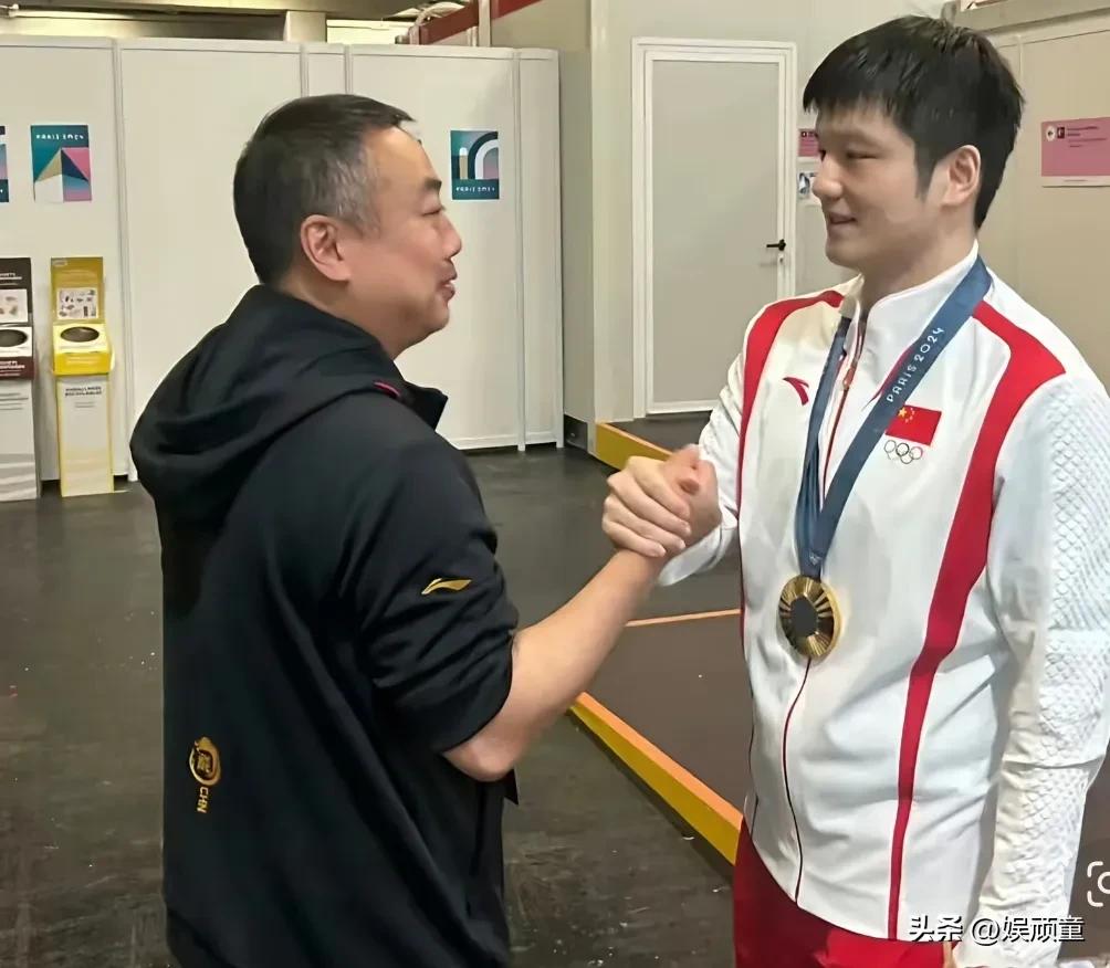 当记者问刘国梁，关于樊振东参加德甲的事情！
刘国梁回答:他做的很好。体育应该请进