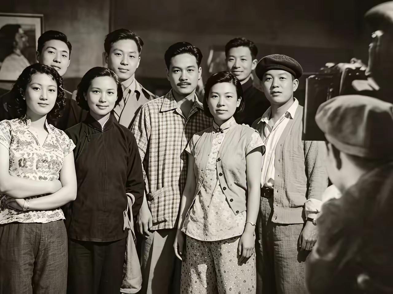 大家来猜猜，这是拍完哪部电影后演员们的合影呢？这部电影给我们留下了极为深刻的印象