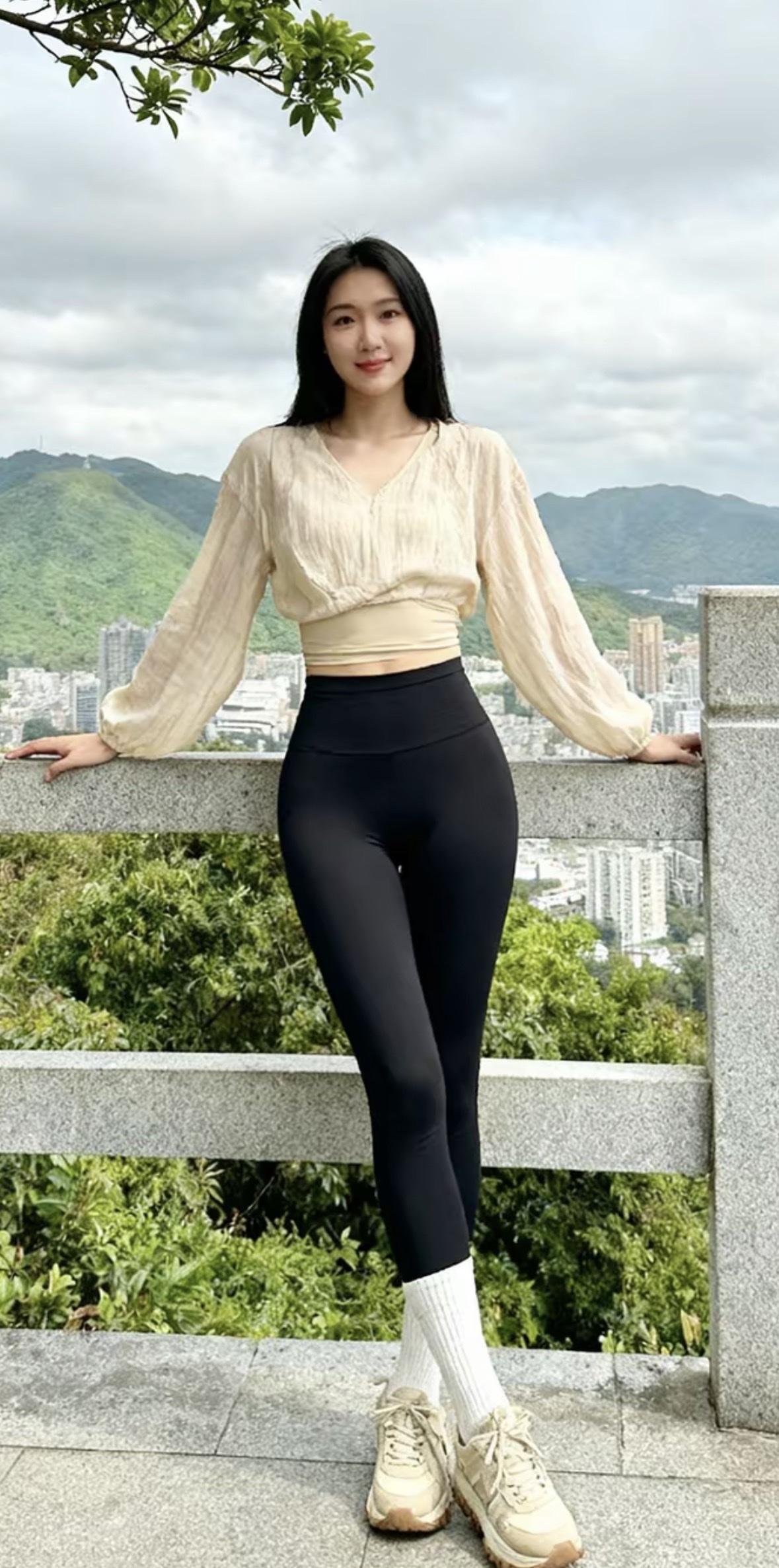山城风景美如画，背对镜头眺远方。