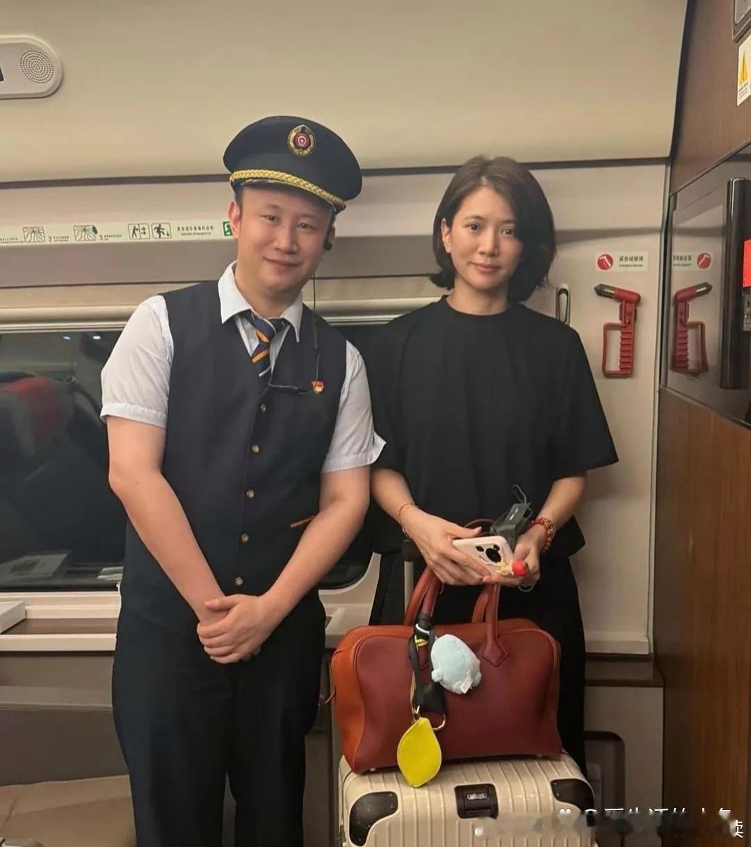 54岁袁咏仪坐高铁被偶遇，她剪了短发，化着淡妆，皮肤真好，身材很苗条，香港人真的