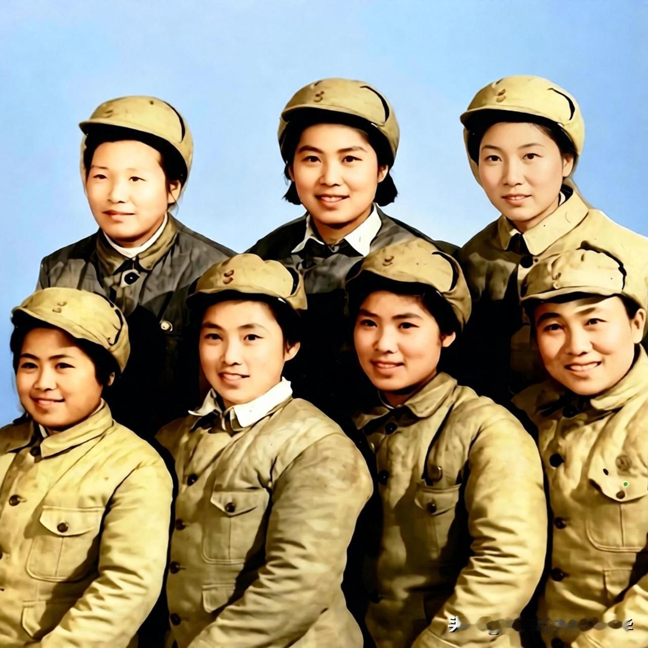 共和国第一代女飞行员，冲破桎梏飞上蓝天。
这张照片是在1951年，牡丹江空军第七
