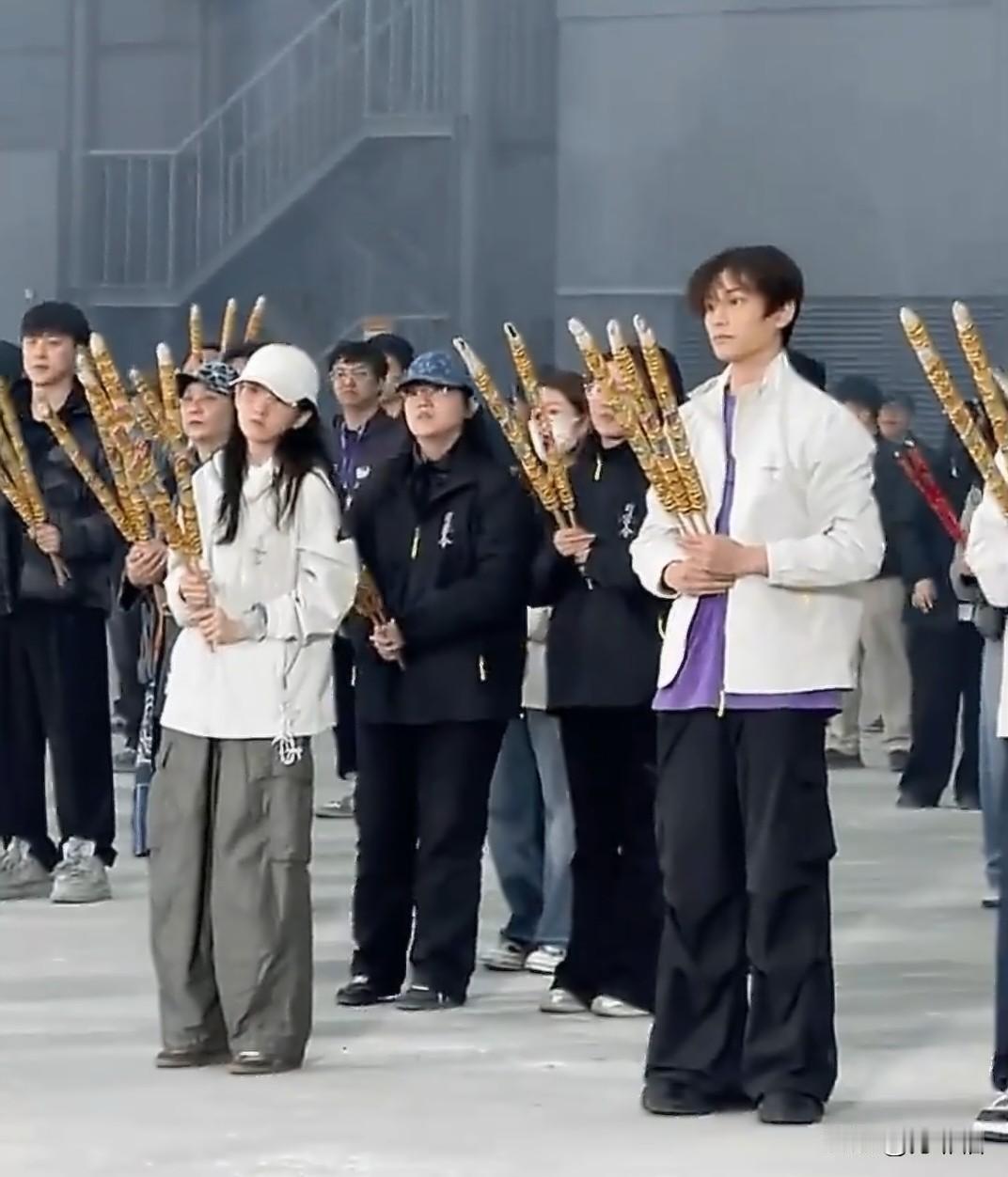 丁禹兮和宋祖儿的新剧《司宫令》开机，看着像是全方面对标《逐玉》来了——
同样是热